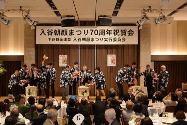 鏡開きを行う服部区長、小池東京都知事ほか