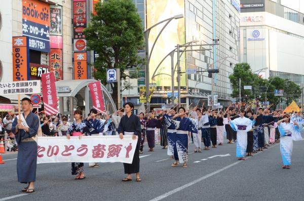 たいとう音頭を踊るたいとう音頭踊り隊と台東区舞踊協会