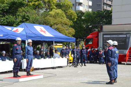 訓練開始報告を受ける服部区長