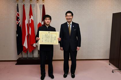 森田さんと区長の記念撮影写真