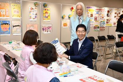 浅草公会堂会場（浅草歯科医師会）で歯の健康相談をする区長の写真