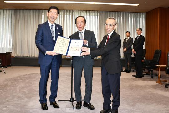 日本銀行 植田総裁、国立印刷局 大津理事長との記念撮影の写真