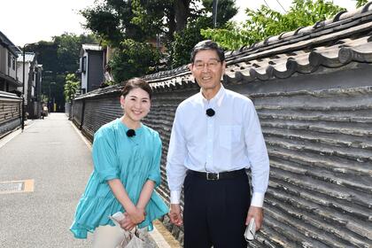 谷中の観音寺築地塀の前で記念写真