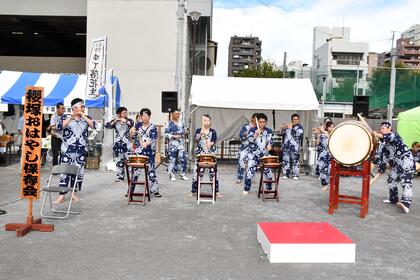 茨城県筑西市の「櫻塚おはやし保存会」がお囃子を演奏する写真